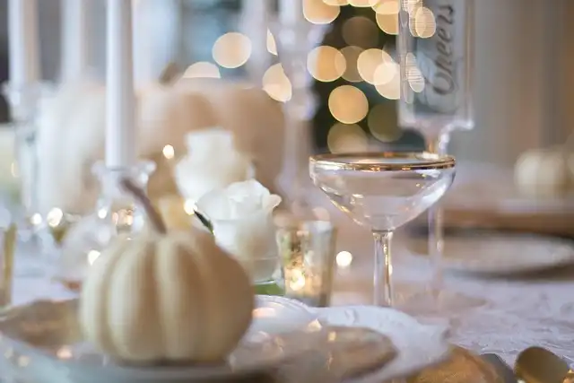 Bow Tableware Trend: Holiday Season Embrace